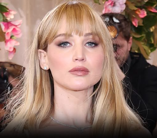 Jennifer Lawrence nakd dress turns heads at the Golden Globes