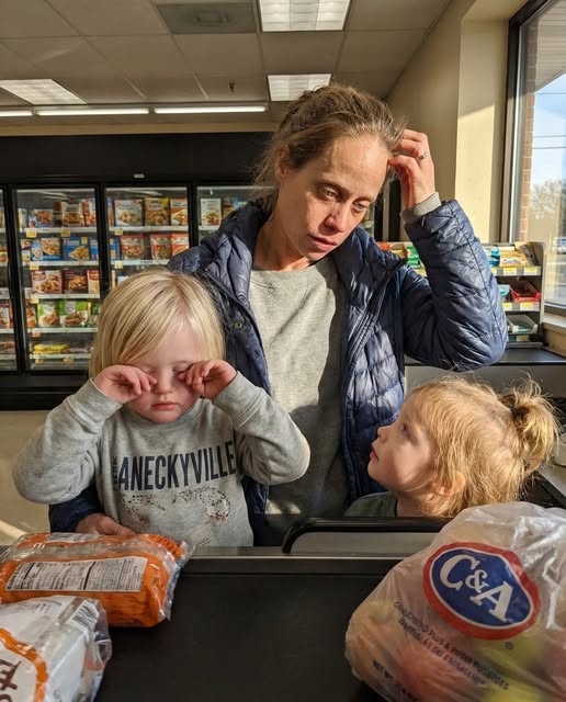 I Paid for a Stranger’s Groceries at Checkout—Then a Police Officer Showed Up at My Job Days Later