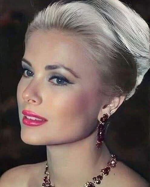 THE FORGOTTEN ROYAL GENES REVEALED AS GRACE KELLYS GRANDDAUGHTER STUNS THE WORLD WITH HER ICONIC HOLLYWOOD GLAMOUR LOOKS
