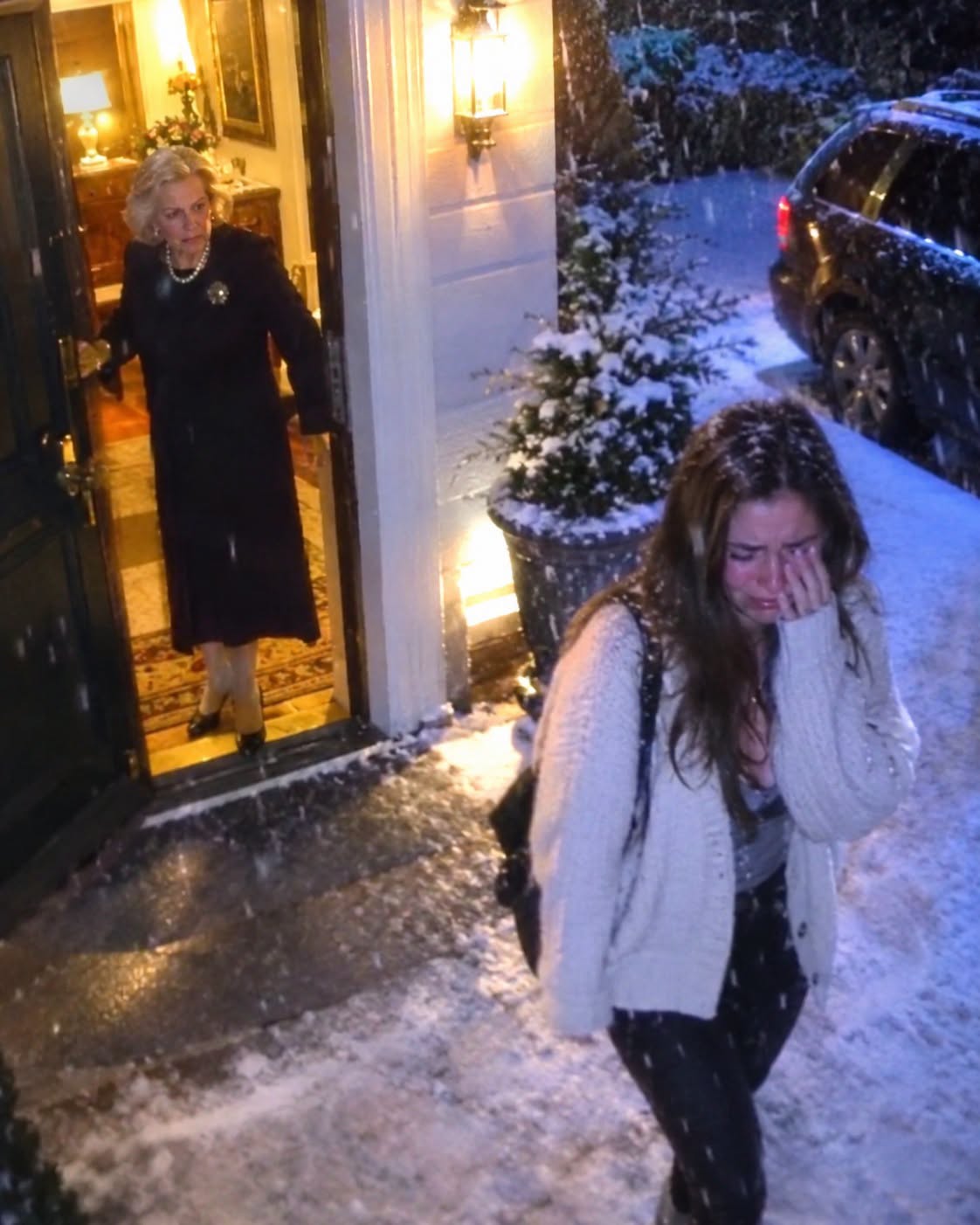 At Christmas, I was pulling a double shift in the ER. My parents and sister told my 16-year-old daughter there was “no room for her at the table.” So she drove home alone — to an empty house — and spent Christmas in silence.I didn’t yell. I didn’t text. I acted. The next morning, my parents found an envelope taped to their door. They opened it, read the letter inside… and started screaming.